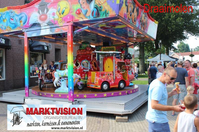 Productfoto van een kleurrijke draaimolen