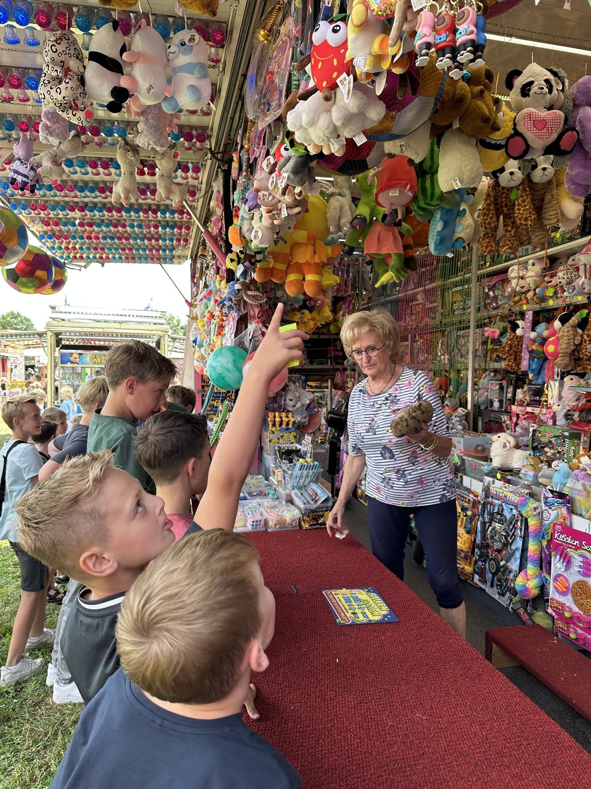 Kinderen en volwassenen bij een spelkraam met prijzen