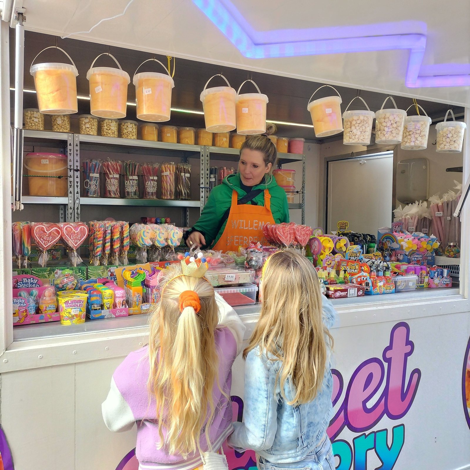 Bezoekers bij een snoepwagen op de markt